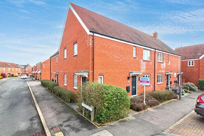 2 Bedroom Maisonette For Sale In Cardinal Drive, Aylesbury, HP18