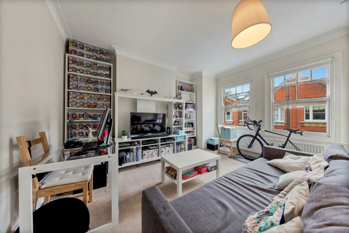 1 Bedroom Flat To Rent In Dinsmore Road, Clapham South, London, SW12