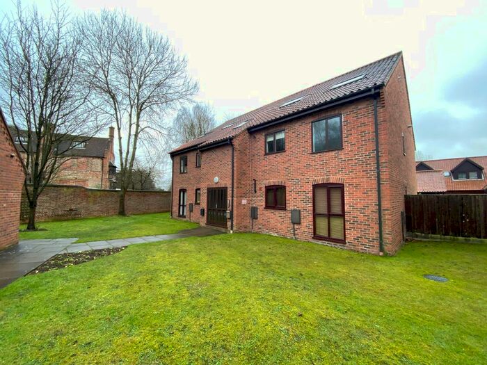 2 Bedroom Flat To Rent In Thorpe Hall Close, Norwich, Norfolk NR7