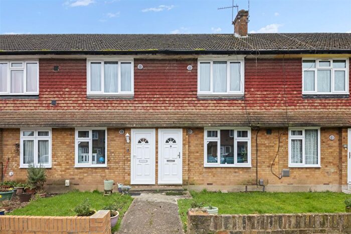 2 Bedroom Maisonette For Sale In Heath Close, Harlington, Hayes, UB3