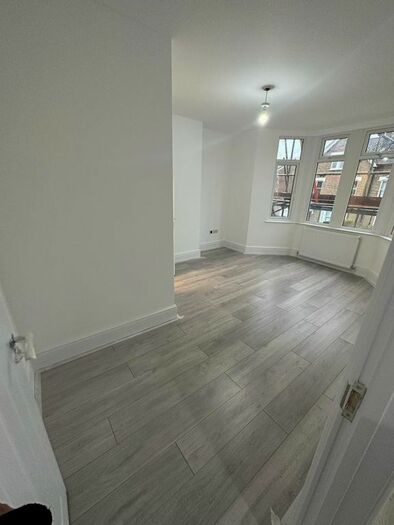 3 Bedroom Flat To Rent In South Lambeth Road, London, SW8