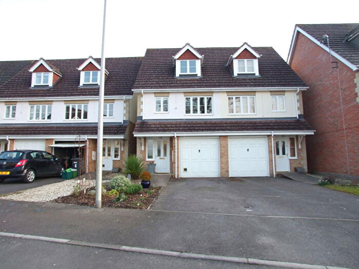 3 Bedroom Terraced House To Rent In Oak Ridge Close, Newbury, RG14