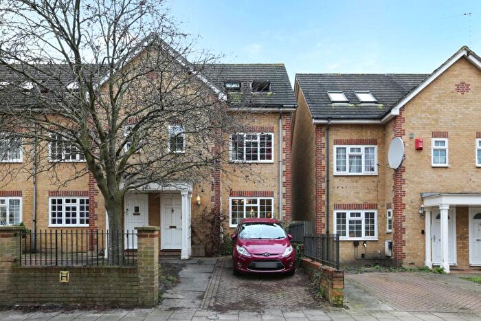 4 Bedroom House For Sale In Gables Close, London, SE5