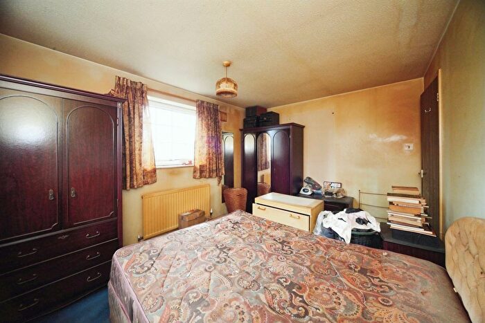 2 Bedroom Semi-Detached House For Sale In Felton Close, Luton, LU2