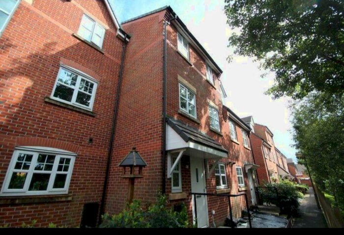 4 Bedroom Town House To Rent In Coppy Bridge Drive, Milnrow, OL16