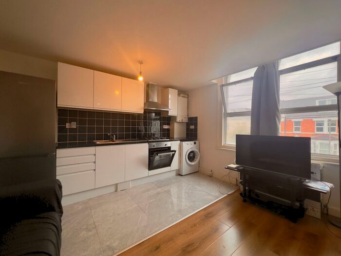 1 Bedroom Flat To Rent In Longley Road, Tooting, London, SW17