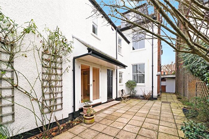 2 Bedroom Maisonette For Sale In Walm Lane, Mapesbury, NW2