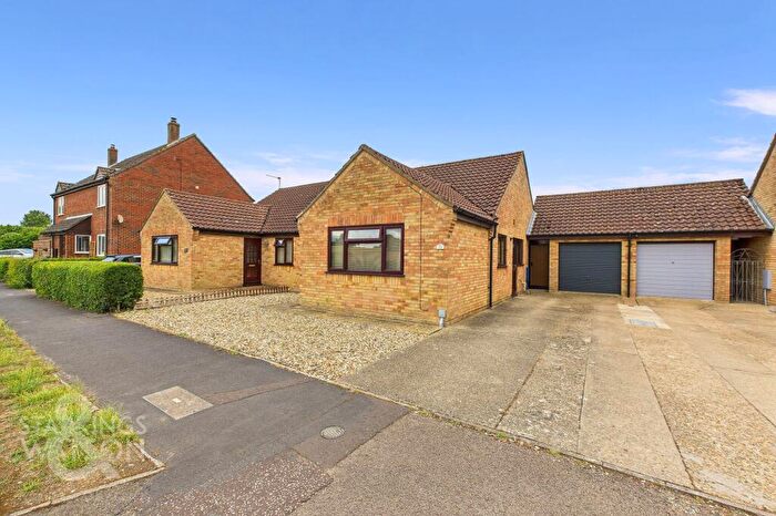 3 Bedroom Semi-Detached Bungalow For Sale In Thwaite Road, Ditchingham, Bungay, NR35
