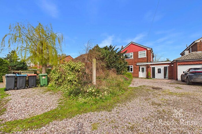3 Bedroom Link Detached House For Sale In Greenside Drive, Lostock Green, Northwich, Cheshire, CW9