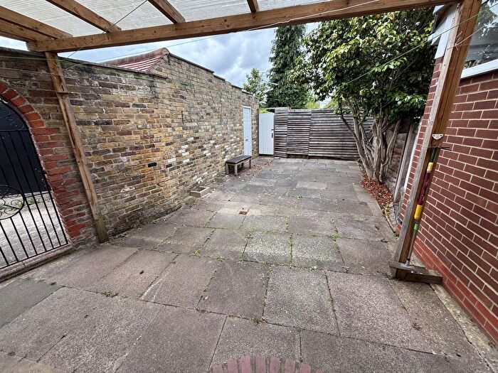 4 Bedroom Semi-Detached House To Rent In Sutton Hall Road, Hounslow, Greater London, TW5