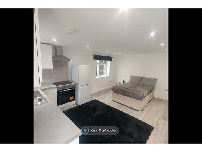 Studio To Rent In Golders Green Road, London, NW11