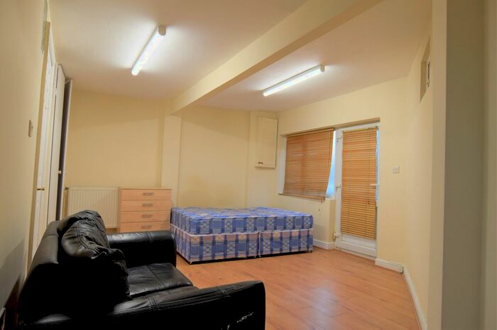 Studio To Rent In Highfield Avenue, London, Golders Green, Brent Cross, NW11