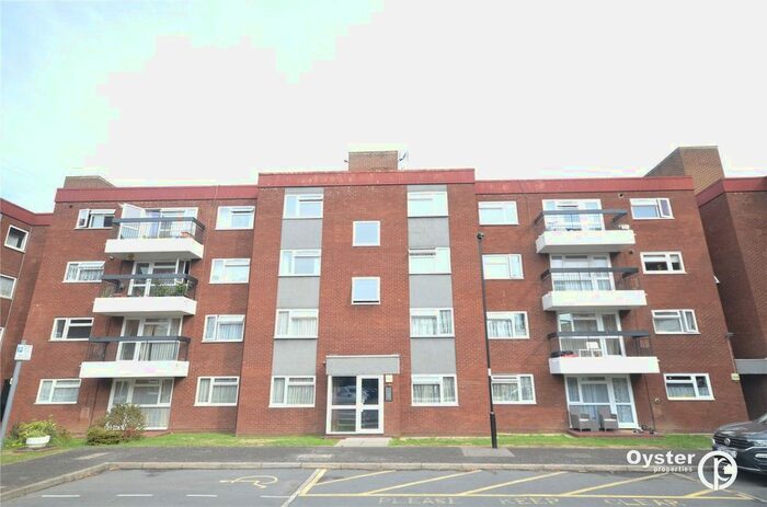 2 Bedroom Flat To Rent In Grange Gardens, London, N14