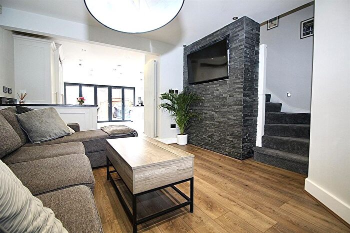 4 Bedroom Semi-Detached House To Rent In Lucern Close, Hammond Street, Cheshunt, Waltham Cross, EN7