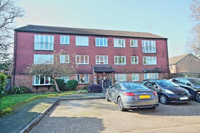 2 Bedroom Flat To Rent In Hallington Close, Woking, GU21