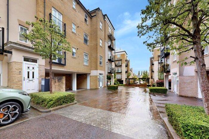 2 Bedroom Flat To Rent In Renwick Drive, Bromley, BR2
