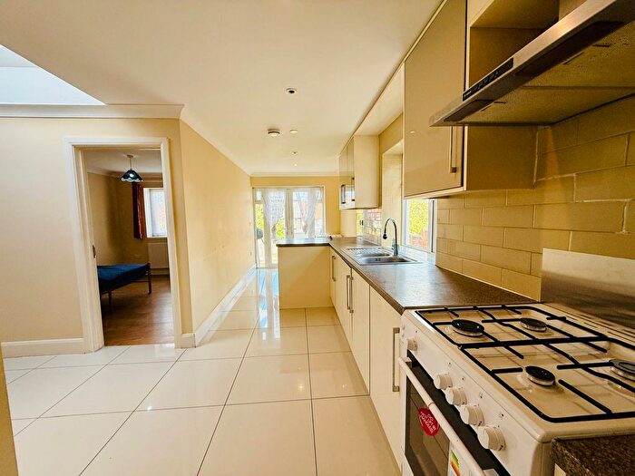 4 Bedroom Semi-Detached House To Rent In Cres Road, London, NW2