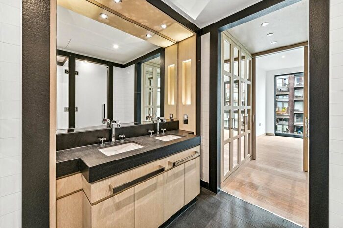 2 Bedroom Apartment To Rent In Viaduct Gardens, London, SW11