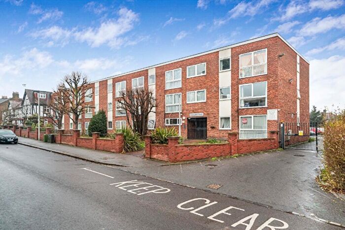 2 Bedroom Apartment For Sale In Gordon Road, London, E18