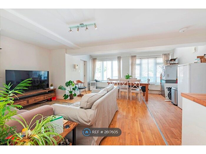 3 Bedroom Flat To Rent In Bedford Hill, London, SW12