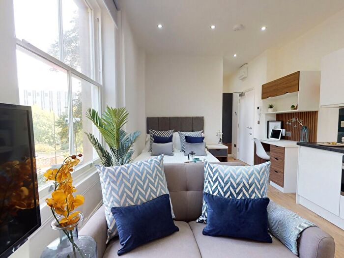 Apartment To Rent In Apt, Clarendon Road #, LS2