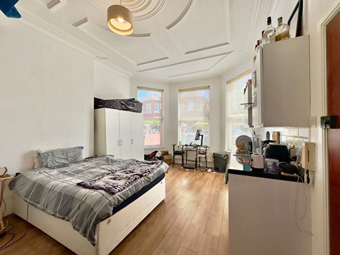 Studio To Rent In Manstone Road, Kilburn, NW2