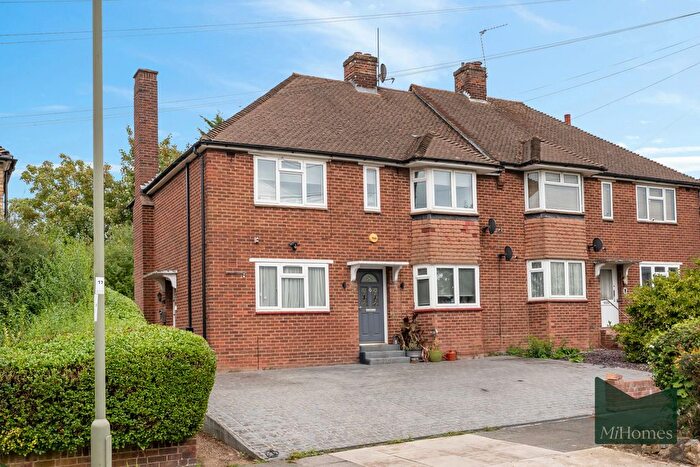 2 Bedroom Maisonette For Sale In Grove Road, Cockfosters, EN4