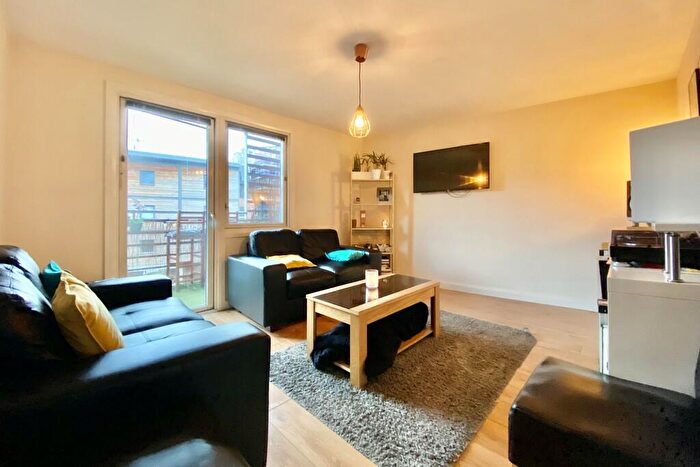 2 Bedroom Apartment To Rent In North Crescent, LS2
