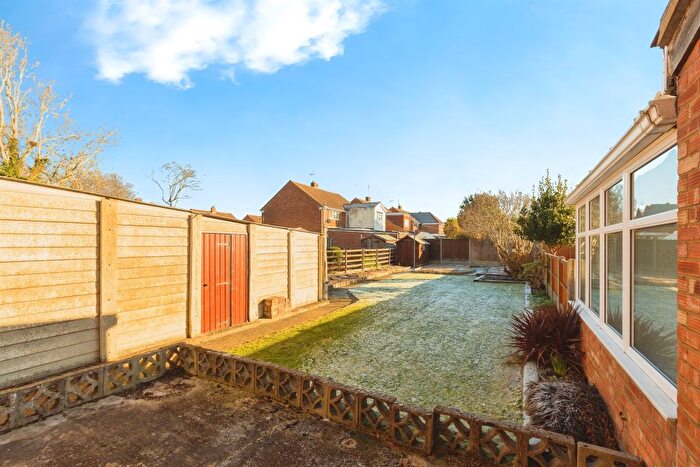 3 Bedroom Semi-detached House For Sale In Russell Way, Leighton Buzzard, LU7