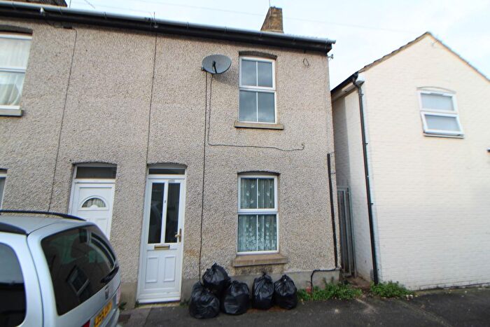 2 Bedroom End Of Terrace House To Rent In Edinburgh Road, Chatham, ME4