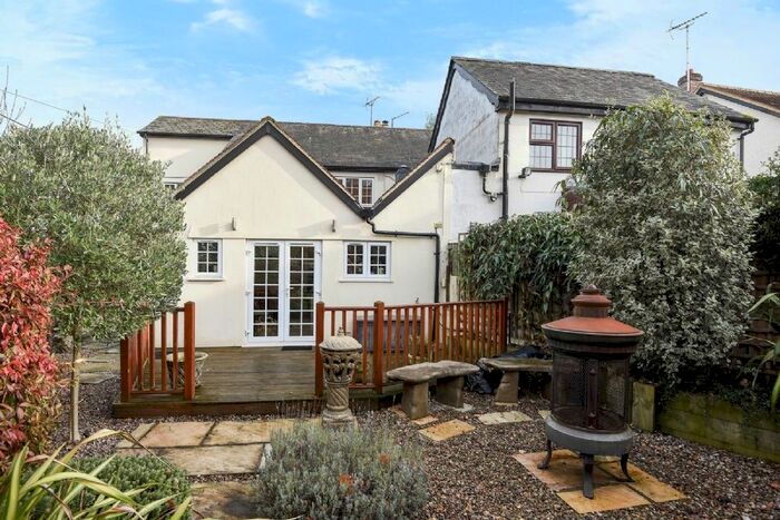 4 Bedroom Semi-Detached House To Rent In Basingstoke Road, Swallowfield, Reading RG7