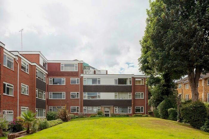 2 Bedroom Flat To Rent In Deer Park Close Kingston, KT2