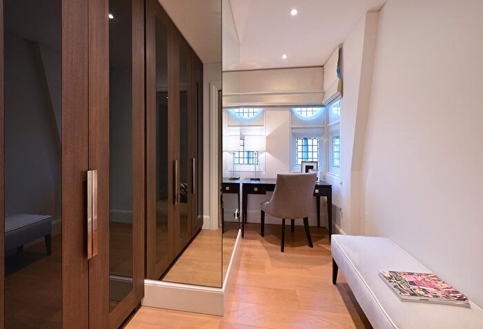 2 Bedroom Flat To Rent In Duke Street, Mayfair, W1K