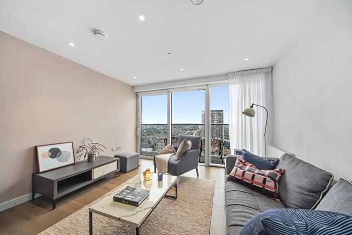 3 Bedroom Flat To Rent In Tantallon House, Elephant Central, Elephant And Castle, London, SE17