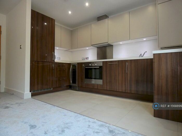 2 Bedroom Flat To Rent In Waterhouse Lane, Kingswood, Tadworth, KT20