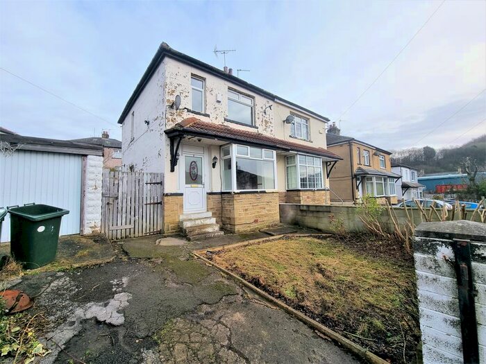 3 Bedroom Semi-Detached House To Rent In Thornhill Grove, Shipley, BD18