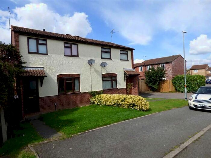 3 Bedroom Property To Rent In Lincoln Way, Daventry, NN11