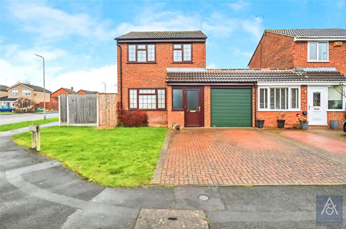 3 Bedroom Link Detached House For Sale In Swan Close, Buckingham, Buckinghamshire, MK18