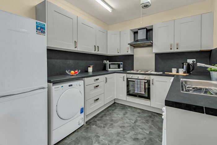 5 Bedroom Flat To Rent In Hyde Park Road, Leeds, LS6