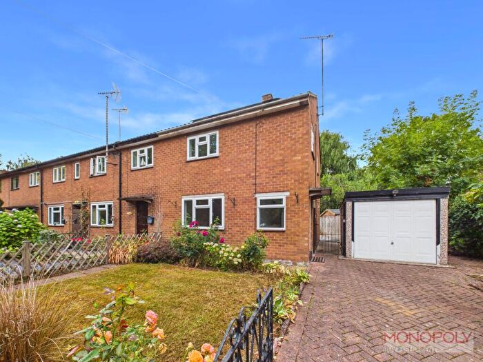 3 Bedroom End Of Terrace House For Sale In Castle Close, Pulford, CH4