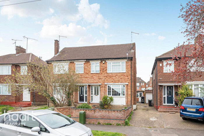 3 Bedroom Semi-Detached House For Sale In Pennine Avenue, Luton, LU3