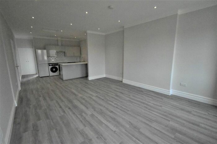 2 Bedroom Flat To Rent In High Street, Hungerford, RG17
