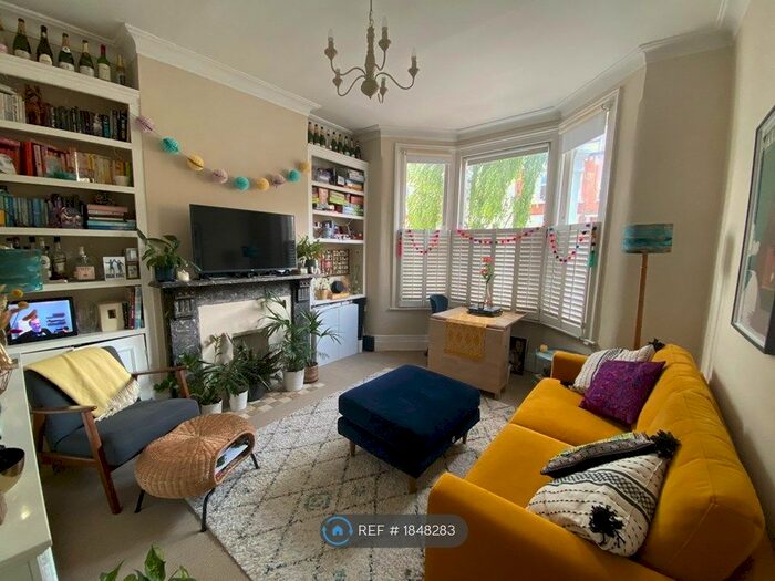 2 Bedroom Flat To Rent In Victorian Mid-Terraced Garden, Battersea, SW11