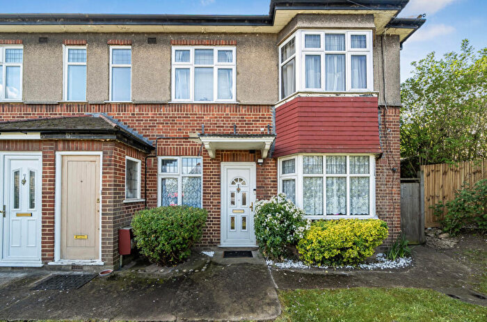 2 Bedroom Apartment For Sale In Oakleigh Road North, London, N20