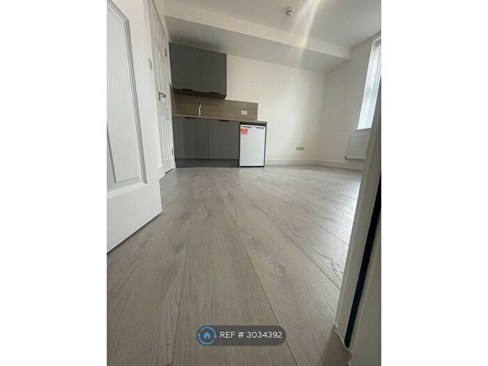 Studio To Rent In Tottenhall Road, London, N13