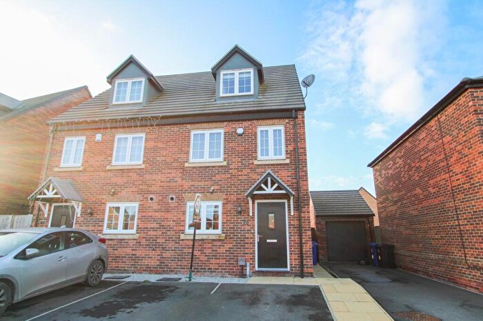 3 Bedroom Town House For Sale In Winder Close, New Rossington, Doncaster, DN11