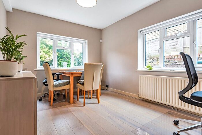 2 Bedroom Flat To Rent In Kinnear Road, London, W12