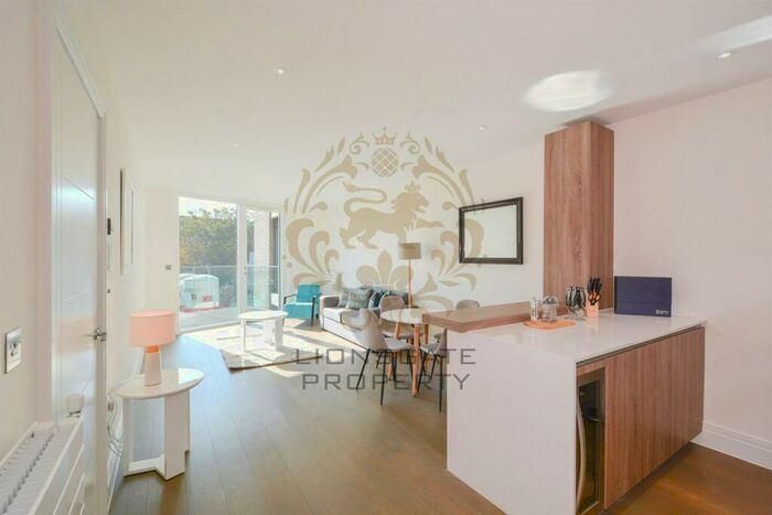 2 Bedroom Apartment To Rent In Hamond Court, KT2