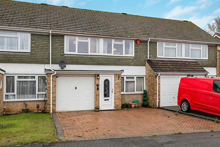 3 Bedroom Terraced House For Sale In Linnet Close, Reading, RG31