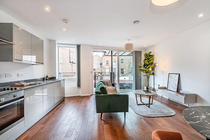 3 Bedroom Flat To Rent In Gransden Avenue, London, E8